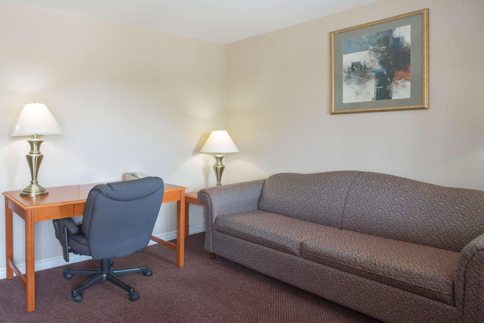Super 8 By Wyndham Kingston Hotel Exterior photo